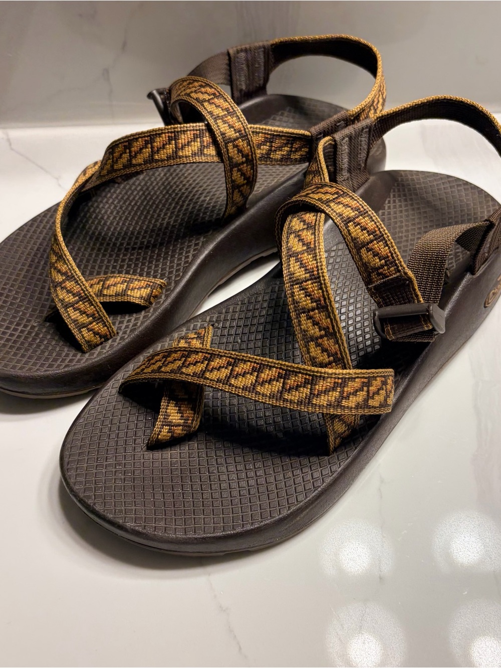 Men's size 8 women’s 10 Brown Outdoor Strappy Sandals - Brown/Gold Pattern